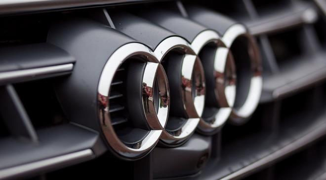Audi&#8217;nin dizel motorlarnda emisyon hile cihazlar olduu belirtiliyor. Alman Federal Motorlu Tatlar Ajans(KBA), zellikle V6 TDI motora sahip aralarda bu cihazn bulunduunu tespit etti. Firma bu olayn zerine 127 bin lks aracn geri armak durumunda kald.