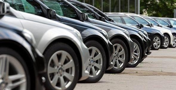 TE EN OK SATILAN UCUZ OTOMOBLLER  <br>  Otomobil satlar, 2017 ylnda bir nceki yla gre yzde 4.52 orannda azalarak 722 bin 759 adet oldu.  <br>  Toplam otomobil satlarnn 217 bin 319'u kk yani B snf otomobillerden, 377 bin 935 adedi ise orta yani C snf modellerden olutu