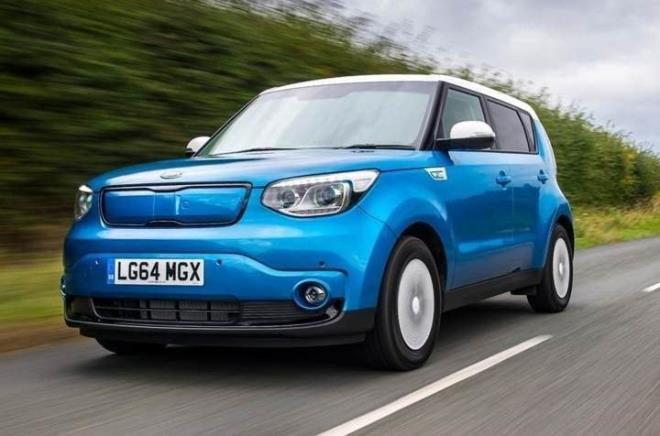 10. Kia Soul EV (179 km)  <br>  Artan yakt fiyatlarndan sonra artk elektrikli ve hibrit otomobiller de trend olmaya balad. Satlar getiimiz yl satlar yzde 500'den fazla elektrikli otomobillerin arjnn nasl yaplaca hep kafalarda soru iareti yaratyor. Artk byk AVM'lerde ve zel arj noktalar sayesinde birka saatte yola kacak kadar arj elde edilebiliyor. mkan olan ise evinden sarktt priz ile otomobilini geceden sarj edebiliyor. Peki, otomobillerin bataryasn evde doldurursak, ne kadar bir maliyetle kar karya kalrz? Sorunun cevab pilin byklne gre deise de ortalama bir pile sahip otomobilin arjnn tamamen dolma maliyeti 3 TL civarnda. Bakalm, dolu bataryasyla en uzun yol yapabilen 10 otomobil hangileri...