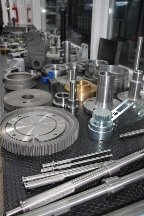 Uzun yllar Almanya'da makine sektrnde alan Mustafa ve Necati Yal kardelerin edindikleri tecrbeyi, bilgi birikimini, alma ilkelerini ve i disiplinini 1994'te Trkiye'ye tamasyla faaliyete balayan Yamaksan, orum Organize Sanayi Blgesi'nde yksek kalitede talal imalat yapyor ve bir dizi proje yrtyor.