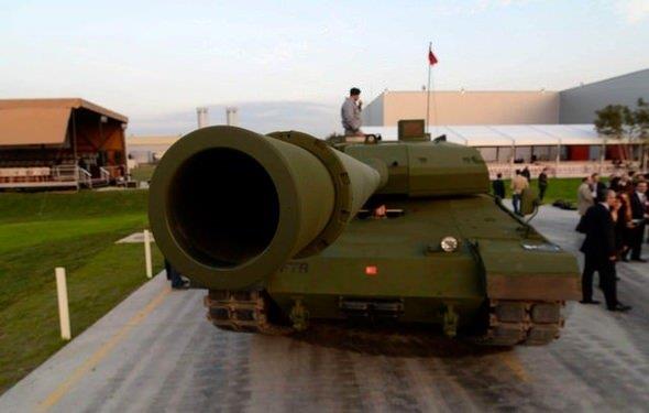Altay tanknda tank komutan, nianc, src ve doldurucu olarak 4 mrettebat grev yapyor. Altay'n zerinde ana silah olarak, birok farkl mhimmatlar atabilen 120 mm'lik 55 kalibre top bulunuyor.
