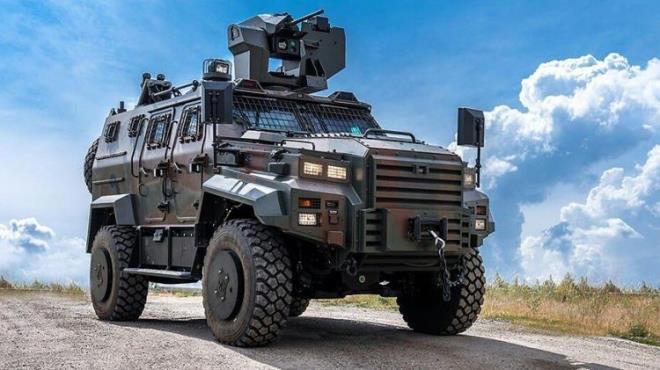 Savunma sanayisinde ilk olarak ASELSAN ile namlularn dzeltilmesine ynelik boresight (niangah kalibrasyon adaptr) rn iin almaya baladklarn aktaran Yal, yle devam etti: "Yurt dndan satn alnan bir rnd. Ham maddesinden balayarak kaplama gerektirmeyen bir zm ortaya koyuncaya kadar ciddi almalar yaptk. Btn bu sreci karlkl fikir alveriiyle yrttk. Hem ticari hem de teknik bir faydas olan zm rettik. Ana ykleniciler kazanacak ki biz kazanalm, sonrasnda da Trkiye kazansn. Btn projeleri de byle yrtmeye alyoruz. Maliyetleri de drmek iin urayoruz. 2015'te ASELSAN ile basit mekanik paralarla balayan sre, bu kuruluun destekleriyle bugn nemli bir noktaya ulat ve savunma sanayisi iin kritik neme haiz rnlerde hizmet vermeye baladk. Hedefimiz ilerimizin kapsamn artrarak ASELSAN'n stratejik ortak firmalar arasna girmek."