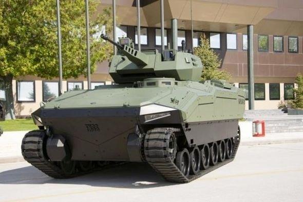 Geriye kalan arka ksmda ise personel tayc versiyonunda 8 kiilik, silah kuleli versiyonun da ise 6 kiilik personel (manga) blm yer alr.Srcye, ara ierisinden dary izleme ve epeevre gr imkan salayan lazer korumal cam periskoplar mevcuttur.