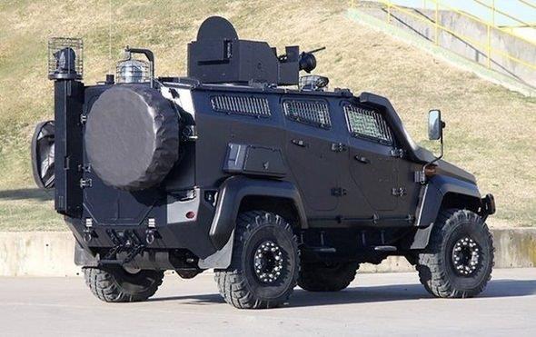 Tamam zrh sacndan retilmi personel kabini ile farkl tehditlere kar salad st seviye personel korumasna ilave olarak; geni i hacmi ve koltuk ara mesafeleri, ergonomik tam boy koltuklar, sspansiyonu ve snfndaki en byk lastik ebad sayesinde personel konforunu da en st seviyede tutuyor.