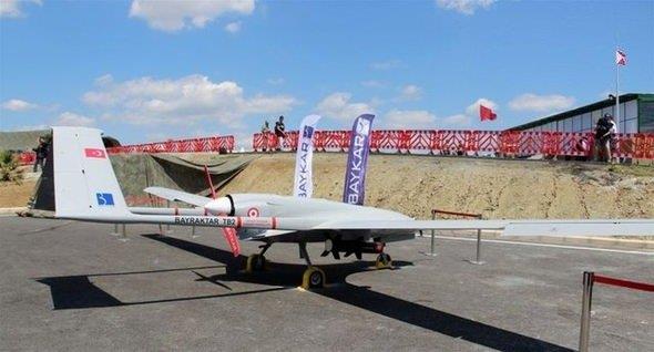 BAYRAKTAR HA'NIN ZELLKLER    <br>Yer Sistemlerine baml olmakszn tam otomatik ini ve kalk zellii GPS Bamll olmakszn dhili sensr fzyonu ile seyrsefer zellii Karbon fiber, Kevlar, Hibrid Kompozit Yap