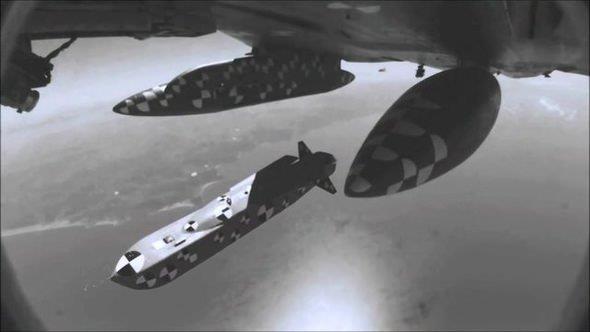 SOM - HASSAS GDML STAND OFF MHMMAT    Hassas Gdml Stand off Mhimmat (SOM) havadan karaya mhimmat ailesidir ve youn bir ekilde korunan kara ve deniz hedeflerine kar kullanlmak zere tasarland. Gerekli olan operasyonel esneklii destekleyecek modler tasarma sahip.