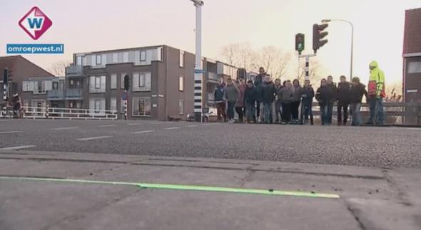 zellikle telefonundan ban kaldrmayan kullanclarn dikkatlerini ekmesi planlanan bu LED lambalar, olas kazalar nleyecek.