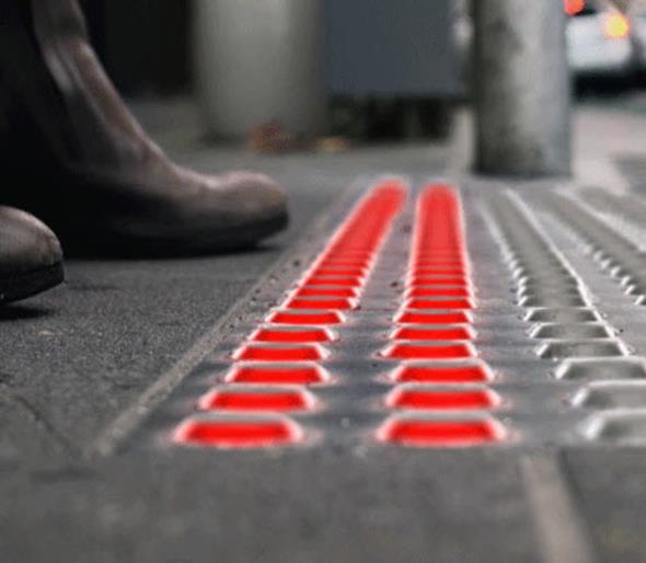 Yere bakarken dikkat edin, artk trafik lambalar sadece direklerde deil ayanzn altnda da olacak.