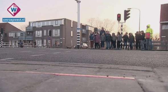 Yayaya yeil yandnda yeil grnen bu lamba trafik lambas krmzya dndnde ise krmz yanyor ve yaya kafasn kaldrmasa da yere bakarken krmz  grmek durumunda kalyor.