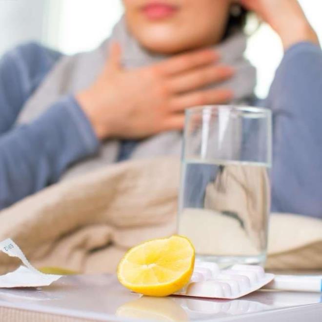 KAPALI MEKANLARDA FAZLA ZAMAN GERMEK SOUK ALGINLII NEDEN  <br> KBB Uzman Prof. Dr. Mustafa Kazkayas ise souk algnlnn (nezle), eitli virslerin yol at ve st solunum yollarnda baz yaknmalarla seyreden bir hastalk olduunu vurgulayarak unlar syledi: