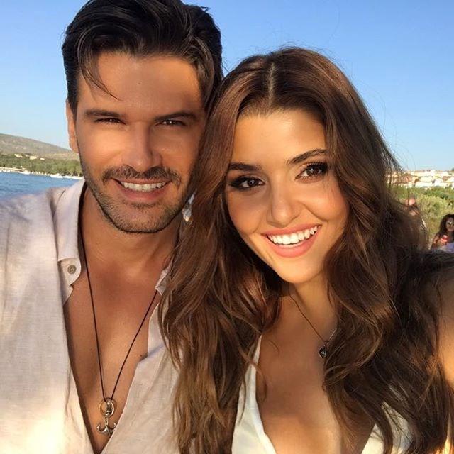 Hande Erel (Siyah nci)<br>    Star TV ekranlarnda yeni sezonda yayn hayatna balayacak olan Siyah nci'de barol paylaacak olan Hande Erel ve Tolgahan Sayman setten ilk kareyi paylat.     zmir eme'de ekimleri balayan dizinin setinde ekilen fotoraf Erel, "Ikla dolu olsun yeni yolumuz..." notuyla paylat.