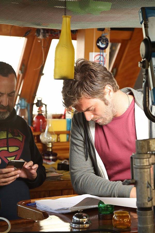 Kvan Tatltu ekim aralarnda dinlenmedi, srekli senaryoyu okudu. Ynetmen Bora Egemen ile fikir alveriinde bulundu. &#8216;Hadi Be Olum&#8217; 26 Ocak&#8217;ta seyirci ile buluacak.