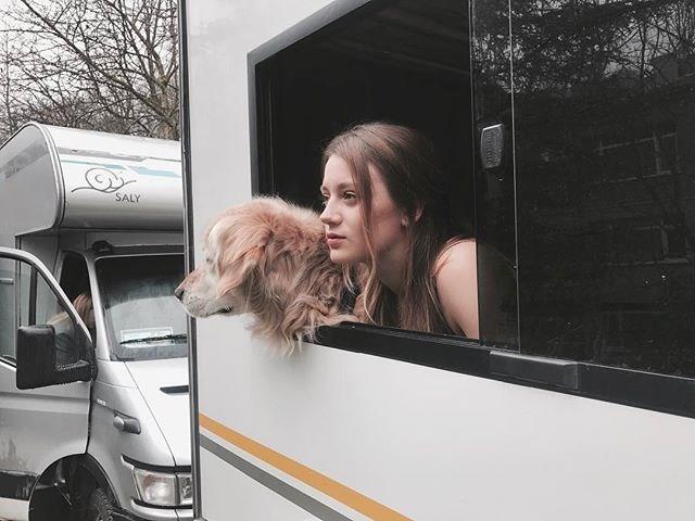 Gzem Karaca (Kara Sevda)    imdeki Frtna dizisinin final yapmasnn ardndan Kara Sevda dizisine transfer olan Gizem Karaca sette ekilmi fotorafn Instagram hesabndan paylat.     24 yandaki Karaca, kiko ismini verdii kpeiyle ekilen fotorafnn altna, "Nefesinizi boa harcamayn. Kiko sette, alkandr benim olum" notunu dt.