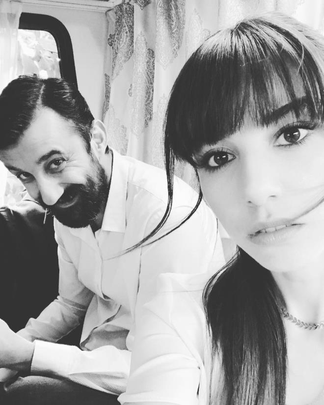 zge Grel (Dolunay)    Star TV ekranlarnda yaynlanan Dolunay'n Nazl's zge Grel rol arkada Necip Memili ile ekilen karesini, "inde bir ptrck var" notuyla sosyal medyaya ykledi.