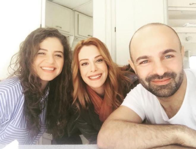 Irmak rnek (Cesur ve Gzel)    Cesur ve Gzel'in irin'i Irmak rnek setten bir kare paylat. rnek, Erkan Avc (Korhan Korluda) ve Gzde Trkpene (Banu) ile birlikte ekilmi paylamn altna u notu dt: Peki neredeyse hepimizin hesabnda bir Erkan Avc olmas? nk o varsa tek ekilemiyorsun arkada. Giriyor illa. Bir de beenmiyor. 100 kere ekiyoruz. Her trl yakklsn Erko. Sknt yok. Tandm en fotojenik adamlardan biri Gzde gzellikten lecek zaten E ben de bir maallahnz alrm!