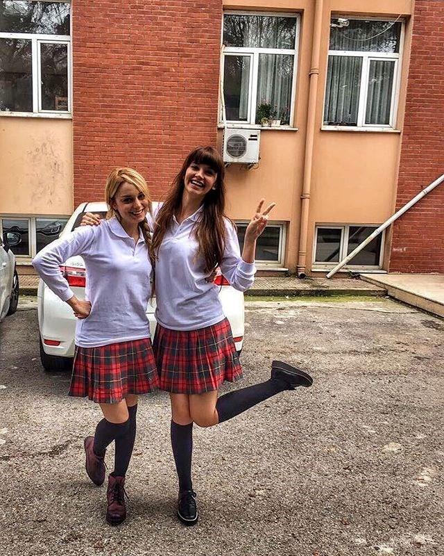 Leyla Lydia Tuutlu (Bu ehir Arkandan Gelecek)    Bu ehir Arkandan Gelecek dizisinde barol Kerem Brsin ile paylaan Leyla Lydia Tuutlu, Instagram hesabndan sette ekilmi bir fotoraf paylat.    27 yandaki Tuutlu, lise kyafetleri iinde grlen fotorafa, "Lisedeyken" notunu dt.