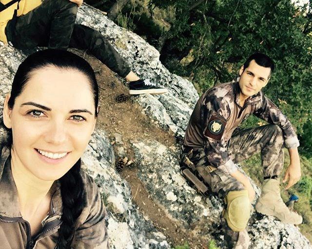 Ahu Trkpene (BR)<br>    Da 2 filminde Ceyda karakterine hayat veren Ahu Trkpene, yeni sezonda BR dizisiyle ekranlarda olacak. Star TV ekranlarnda alt blmlk yaynlanacak olan projenin ekimlerine getiimiz gnlerde baland.<br>    Trkpene setten ilk kareyi Instagram hesabndan paylat. 40 yandaki oyuncu, rol arkada Serkan ayolu ile ekilen karesine, "Da ta demeden ekiyorlard" yazd.