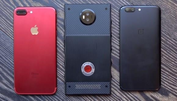 RED'in merakla beklenilen holografik ekranl Hydrogen One akll telefonu iin tarih verildi.