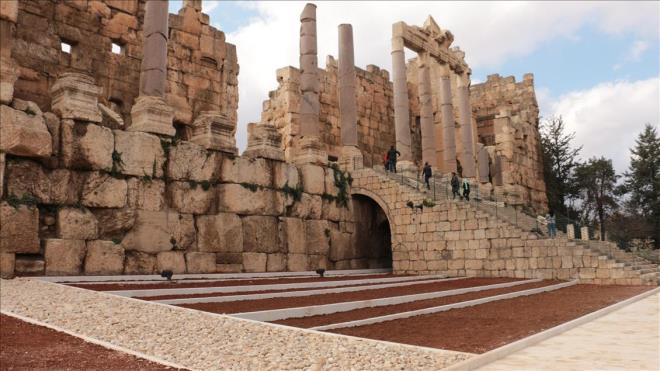 Lbnan'n dousundaki Beka Vadisi'nde yer alan tarihi Baalbek tapnak ehri..