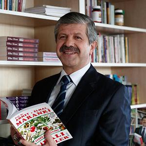1981 ylnda stanbul niversitesi Mhendislik Fakltesi Endstri Mhendislii'ni bitirdi. 1986 ylnda stanbul niversitesi ktisat Fakltesi Sosyal Bilimler Enstits Sosyal Siyaset Blmnde 'master'n yapt. 1990 ylnda ayn blmn Sosyal Siyaset alma Ekonomisi Endstri likileri alannda doktorasn bitirdi.
