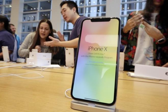 LCD iPhone modelinin fiyatnn ise 700 ila 800 dolar seviyelerinde olmas bekleniyor. Ekrannda LCD paneli olaca iin fiyat normal iPhone X'lere gre daha dk olacak.