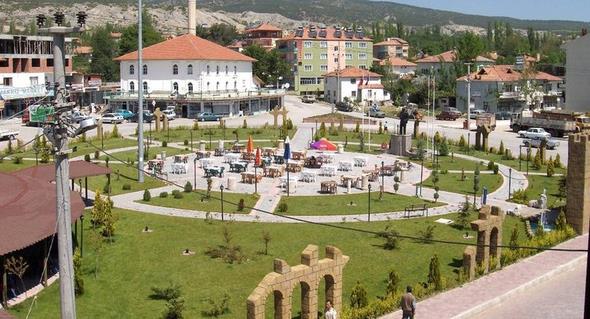 <p>BOLU</p>  <p>  nceleri Bithynion Romallar dneminde ise Claudiopolis ad verildi. Trkler buray alnca Claudiopolis szcn ksaltp sadece polis dediler. Daha sonra halk dilinde deierek Bolu oldu.</p>  <p>  BURDUR</p>  <p>  Eski ad Askaniya&#8217;dr. smini yannda kurulmu olduu Burdur glnden alr.</p>