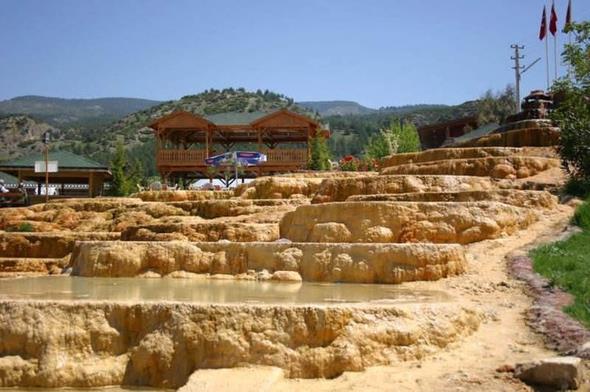 <p>DENZL</p>  <p>  Deniz-ili kelimelerinin birlemesinden olumutur. l eski Trkede lke, memleket anlamna gelir. Yani deniz memleketi denilir. Bir dier rivayete gre de kelimenin asl domuz-ili'dir. Bu da blgede domuz okluundan kaynaklanmaktadr.</p>  <p>  DYARBAKIR</p>  <p>  Bakr lkesi anlamna gelmektedir. Bu ismin kayna Diyar- Bekir&#8217;dir. Bekir&#8217;in memleketi anlamna gelir. Bunun nedeni de Bekir b. Va&#8217;il adl Arap gebe boyunun buraya yrlemi olmasndan kaynaklanr. Diyarbakr&#8217;n eski ad Amid veya Amed&#8217;dir. Gelen veya bizim anlamna gelir. Dede Korkut kitabnda Amid&#8217;e Hamid de denilmitir.</p>