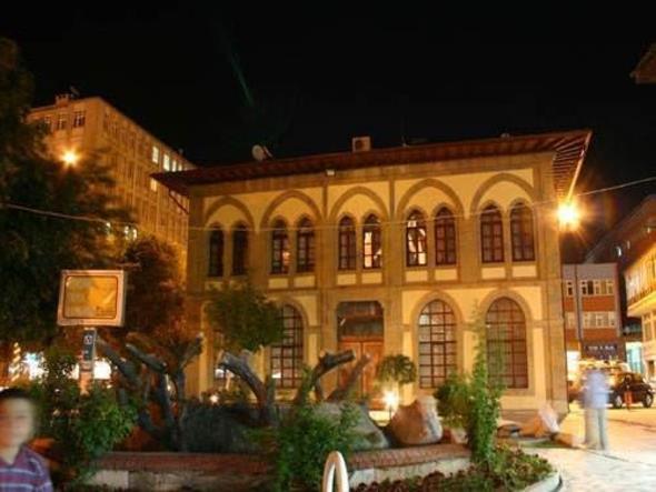 <p>ANKIRI</p>  <p>  lkada &#8220;Gangra&#8221; kalesinin eteinde kuruldu. smini Gangra kalesinden alan ankr&#8217;ya yakn zamana kadar angr ve eniri deniliyordu.</p>  <p>  ORUM</p>  <p>  Rivayete gre ourum kelimesinden tretilmitir. Bu da blgede zamannda Rumlarn ounluu oluturmasndan kaynaklanmaktadr.</p>