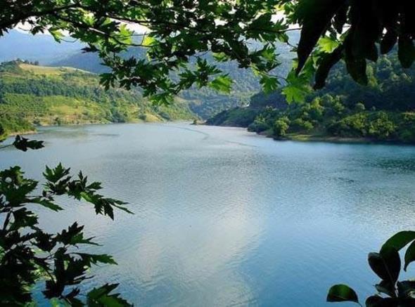 <p>KLS</p>  <p>  Kilis ad Yukar Mezopotamya da Pellada Cyrrhus denen bir kent ile ayn ad tad ve Osmanl kaynaklarnda Kilis Kalesi olarak getii grlmektedir.Bu szcn okunuu &#8220;Kiris&#8221; olup &#8220;Kilis&#8221; szcne fonetii bakmndan byk benzerlik gstermektedir. Grant Dictionier&#8217;de Cyrrhus&#8217;u &#8220;Kiris&#8221; anlam da &#8220;Efendi&#8221; olarak yazmaktadr. Byk olaslkla 8. yy'da blgeye gelen Trkmenler tarafndan Kiris, Kilis diye sylenmi ve bugnk yeri Kilis olarak isimlendirilmitir.</p>  <p>  KOCAEL</p>  <p>  Orhan Gazi dneminde bu blgeyi fetheden Akakoca isimli komutandan dolay buraya Kocaeli denildi.</p>