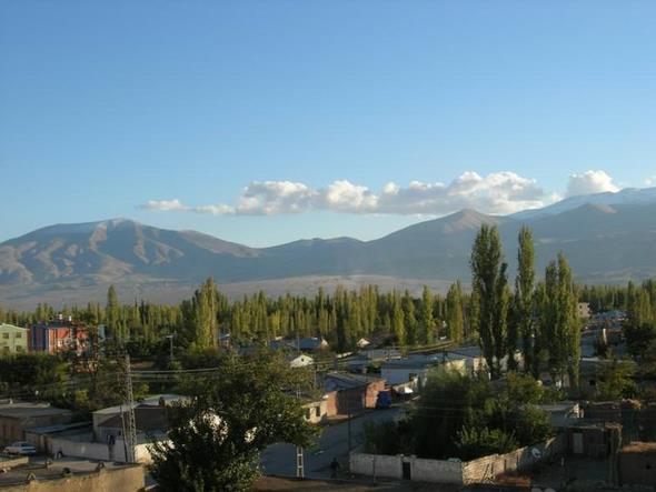 <p>HATAY</p>  <p>  Avrupallar in'in kuzeyine "Htay" derlerdi (Rusada "Kitay"). "Htaylar" ismini tayan yar gebe Trk kabileleri 10. yzylda Manurya'y ve in'in kuzeyini igal etmiler ve burasnn ismi "Htay" kalmt. Atatrk "Htaylar"n Anadolu'ya da gelmi olduklarna inanyordu. "40 asrlk Trk yurdu" sayd Antakya'ya Hatay ismini bu yzden vermiti.</p>  <p>  IDIR</p>  <p>  Idr''n ad; 24 Ouz boyundan 21&#8217;ncisi saylan -Ouzlar--Ok kolunun ve Ouz Han''n alt olundan biri olan Cengiz Alp''in en byk olu olan "Idr Be" den gelmektedir. Bu boyun ilk babuu Idr Be''dir. Idr''n kelime olarak manas "iyi, byk, yiit bakan, nl ve sahip" gibi anlamlara, Yazcolu ve Resid-d-Din''e gre ise "iyi, ulu, bahadr" manalarna gelmektedir.</p>