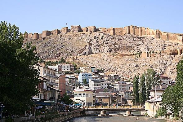<p>BAYBURT</p>  <p>  Eldeki kaynaklara gre kasabann ortaadaki ad &#8220;Paypert&#8221; ya da &#8220;Pepert&#8221; idi. Bayburt ad buradan gelmektedir.</p>  <p>  BLECK</p>  <p>  Bizansllar dneminde burada Bilekoma adl bir kale vard. Osman bey buray alnca bu ad Bilecik olarak adn verdi.</p>