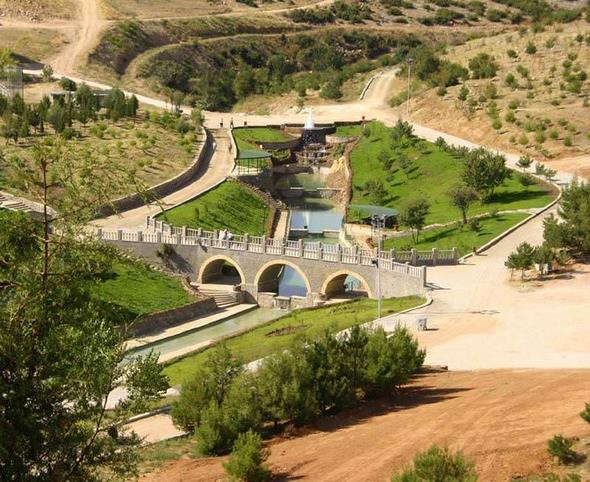 <p>UAK</p>  <p>  ocuk veya gen adnn halk dilinden syleniidir. Baz rivayetlere gre ise uak kelimesinin k kelimesinden geldii sylenmitir.</p>  <p>  VAN</p>  <p>  Van&#8217; Asur kraliesi Semiramis kurdu. Bundan dolay ehre &#8220;ahmirankent&#8221; ad verildi. Daha sonra Persler dneminde buraya Van adnda bir vali geldi ve ehri bayndr hale getirdiinden ehre onun ad verildi.</p>