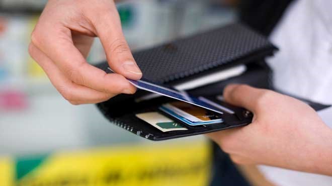 Artk kart sahipleri aka talep etmedii srece, bireysel banka kartlar ve kredi kartlar elektronik ticaret ilemlerine kapal olarak retilecek.