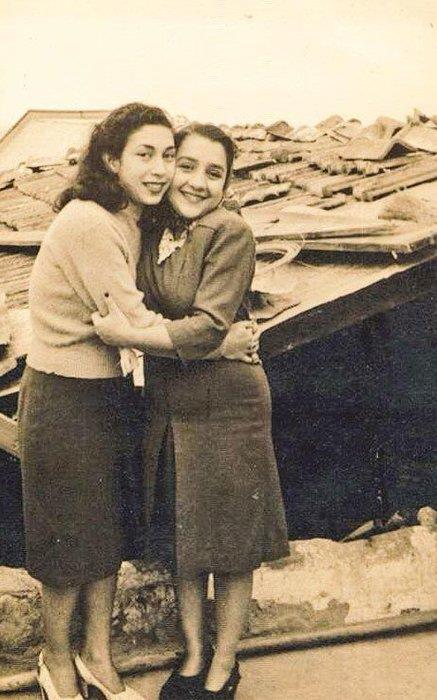 Ve yllar sonra yeniden... Beyolu Gzeli filmindeki Annik ile Mannik rolleriyle Gzin zipek ve Adile Nait (1971)