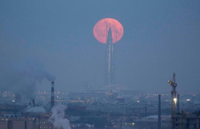 Merakla beklenen Sper Kanl Mavi Ay Tutulmas dnyann farkl blgelerinde gzlemlenmeye baland.