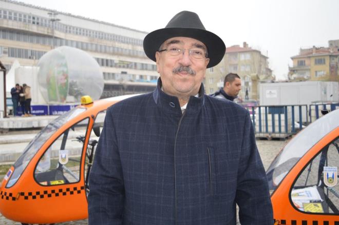 klim deiikliini tetiklemeyen, doa ve evre dostu projeyi hayata geirmenin mutluluunu yaadn ifade eden Halebak, unlar kaydetti:  "2017 yl Lleburgaz Belediyesi'nde bisiklet ylyd. Her yl temal yllar oluturduk. Bisiklet yl projesinin ierisinde Avrupa Birlii ile yrttmz ikinci bir proje oldu. Kresel snmaya, kresel iklim deiikliine kar, karbon ayak izini azaltmak iin kent iinde bisiklet taksi uygulamasn hayata geirdik. 50 bin avroluk proje, bir yl srecek. Projemiz de balad. Lleburgaz halkna hizmeti imdilik cretsiz sunuyoruz. Yallarn, hamilelerin, engellilerin ve 10 yandan kk ocuu olan ailelerin, Lleburgaz'da istedikleri yere ulamlarn salyoruz"