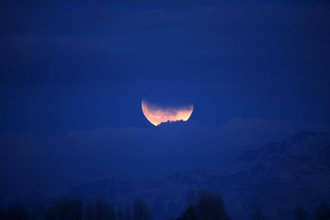 Ay'n oluturduu grsel leni gren vatandalar cep telefonlarna kaydetti. Ay'n her zamankinden parlak daha byk ve daha krmz grlecei sper kanl mavi Ay grnts Trkiye'de de 18.34 sralarnda ksmen izlenebildi.