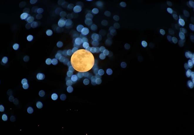 Ayn parlak ve daha byk olduunu gren herkes grsel lenin tadn kartmak iin sokaklara kt. Telefonlar eline alan vatandalar, havada oluan grsel leni cep telefonlarna kaydetti.