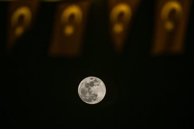 Ay'n daha byk ve krmz grnd 'Sper Kanl Mavi Ay Tutulmas' Trkiye'den de 18.34 sralarnda ksmen gzle grnmeye balad.