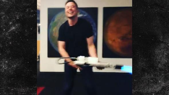 Ancak buna ramen byk ilgi gren silahlar kap kap satt. 20 bin adet retilen ve 500 dolarlk fiyat etiketiyle getiimiz gnlerde sata sunulan bu silahlarn yars iki gnde satlrken, 100 saat iinde ise tamamen tkendi.