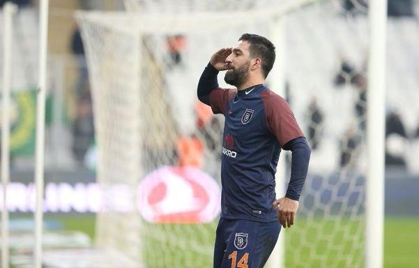 ARDA TURAN    Baakehir'de top koturan Arda Turan, sevgilisi Aslhan Doan&#8217;n ailesiyle oturduu ubuklu&#8217;daki siteden  katl villa kiralad. Aylk kiras 20 bin TL olan 3 katl evin dekorasyon ilerini ise Aslhan Doan&#8217;a brakt. Getiimiz gnlerde mobilyaclar arsna giden ift, iki saat boyunca maazalar gezerek eya bakt. nl futbolcu, sevgilisinin beendii koltuk ve yatak odas takmn satn ald. Turan&#8217;n komular arasnda ahan Gkbakar, Trkan oray, Mustafa Sandal, Engin Altan Dzyatan ve Mustafa Ceceli de var.