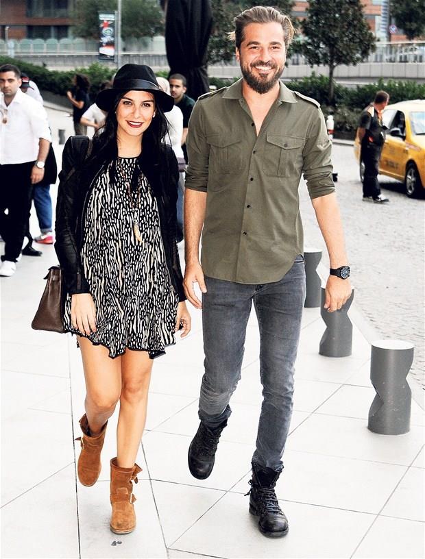 ENGN ALTAN DZYATAN VE NESLHAN ALKOLAR    Engin Altan Dzyatan, ei Neslihan Alkolar ve olu Emir ile aylk 15 bin TL dedikleri Beykoz ubuklu Vadi Evleri'nden villa satn ald. nl oyuncu eve 2,5 milyon dolar dedi.