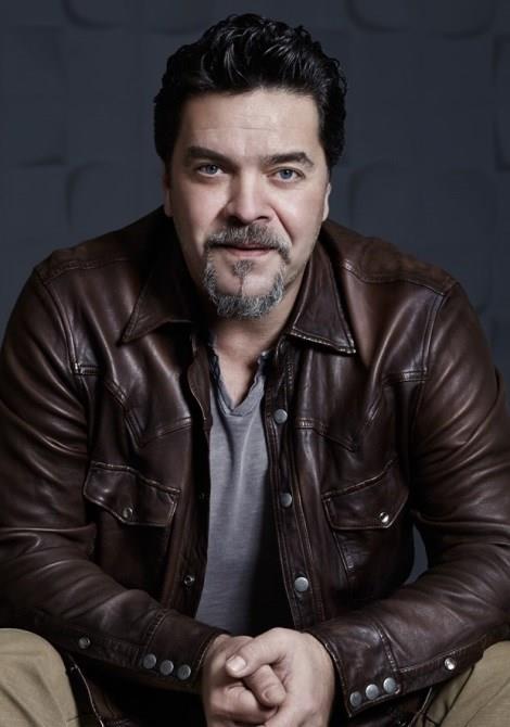 BEYAZIT ZTRK -  BEBEK- AYAZAA    Beyazt ztrk, Bebek&#8217;teki evinden tand. Grltden ve trafikten bunalan ovmen, Ayazaa&#8217;da ormanla evrili bir alan iinde yer alan projeden 2.5 milyon TL&#8217;ye ev ald.  ki yl nce yurt dna kaan Can Ate&#8217;in Bebek&#8217;teki evini satn alan Beyazt ztrk, ehir hayat ve trafikten skld. Gzlerden uzak olmak isteyen ovmenin bir sre nce Ayazaa&#8217;da etraf ormanla evrili alan iinde bulunan bir projeden daire satn ald renildi.  Magazin basn ve nl simalarn buluma noktas olan Bebek&#8217;in kemekeinden skld iin byle bir karar ald konuulan ovmen, bir sre nce yeni evine tand. Doayla i ie ve gzlerden uzak bir hayat srmek isteyen ztrk&#8217;n eve 2.5 milyon TL dedii iddia edildi.