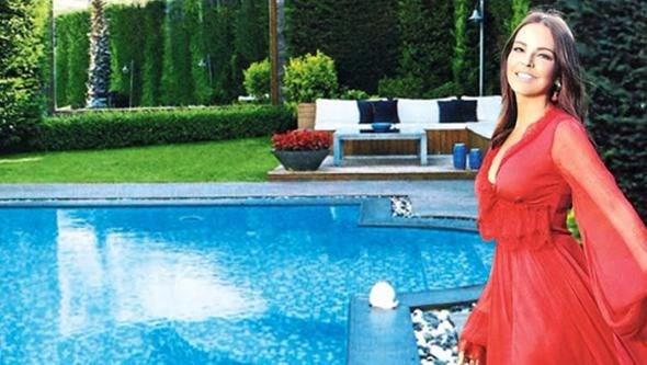 BENG    Beng sevgilisi Selim Selimolu ile oturduu Beykoz-Acarkent&#8217;teki villasnn kapsn Hello Fashion Homes dergisine at.    Havuzlu, baheli villann dekorasyonu iin  Mimar Engin zmen ile alan Beng, &#8220;Villay grr grmez &#8216;te hayalimdeki ev&#8217; dedim. En ok vakit geirdiim yer scak, ferah, romantizm kokulu yatak odam" dedi.