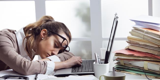 Yapsnda bol miktarda bulunan C vitamini, polifenoller ve antioksidanlar sayesinde baklk sistemini glendiren kuburnu zengin vitamin ve minerallere sahip. Likopen ve A, B, E, K vitaminlerinin yan sra magnezyum, demir gibi deerli mineralleriyle vcut direncini artryor, sinir sisteminde, hcre yenilenmesinde fayda salyor. Yaplan aratrmalar, limonun 60 kat kadar fazla C vitamini ieren kuburnunun, mandalina ve portakala da fark attn ortaya koyuyor.