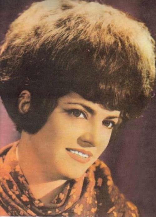 ALYE AKKILI KMDR; 1954 ylnda, TRT Ankara Radyosu'nun at snav kazanarak sanat hayatna adm atan Aliye Akkl, Yurttan Sesler'in en sevilen icraclarndan biri olarak hafzalara kaznm, syledii uzun havalar ve derledii trkler halk tarafndan byk beeni grmt.