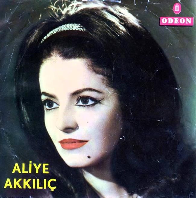 Yurttan Seslerin yesi ve Muzaffer Sarszen'in yaayan son rencilerinden olan Trk halk mziinin usta ismi Aliye Akkl, bugn sabaha kar 85 yanda vefat etti. Bir neslin trkleri sevmesinde o gzel sesinin ve yorumunun katks byk olan Akkl'n cenazesi, len namazndan sonra Karyaka Mezarl'nda defnedildi. Mekn cennet olsun inallah'' ifadelerini kulland.