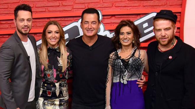 Tartmasz ekranlarn en iyi ses yarmas olan O Ses Trkiye sona yaklat ama biraz fazla erken. Biliyorsunuz ki Acun Ilcal finallere gemeden evvel O Ses Trkiye'den ayrld. Sebebi ise Survivor'd. Daha sonra Jess Molho sunuculuunda devam etti yarma ve birbirinden iyi sesler sahne ald O Ses Trkiye sahnesinde. Ancak O Ses Trkiye severlere kt haber geldi.