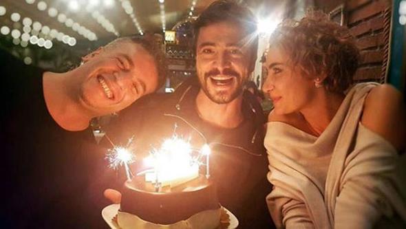 ddialara gre, Sla&#8217;nn, Dilan iek Deniz&#8217;in eski sevgilisi Okan Can Yantr ile birlikte yemek yemesi Ahmet Kural&#8217; kskanlk krizine soktu. fkesini kontrol edemeyen Ahmet Kural tartma annda Sla&#8217;ya tokat att ne srld. Bu haberlerin ardndan Ahmet Kural bir aklama yapt.