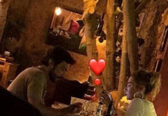 Kural, daha nce de eski kz arkadann parman krmt.